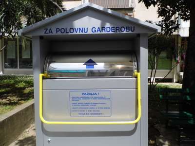 Postavljeni kontejneri za polovnu garderobu