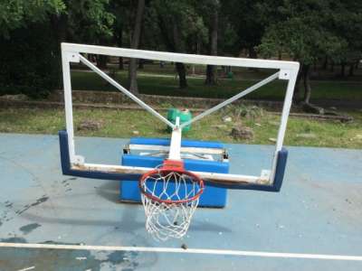 Popravka koševa u parku 