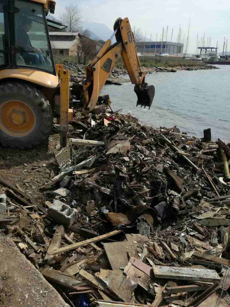 Čišćenje uvale Bonići nakon vađenja broda „INDEPENDIA“