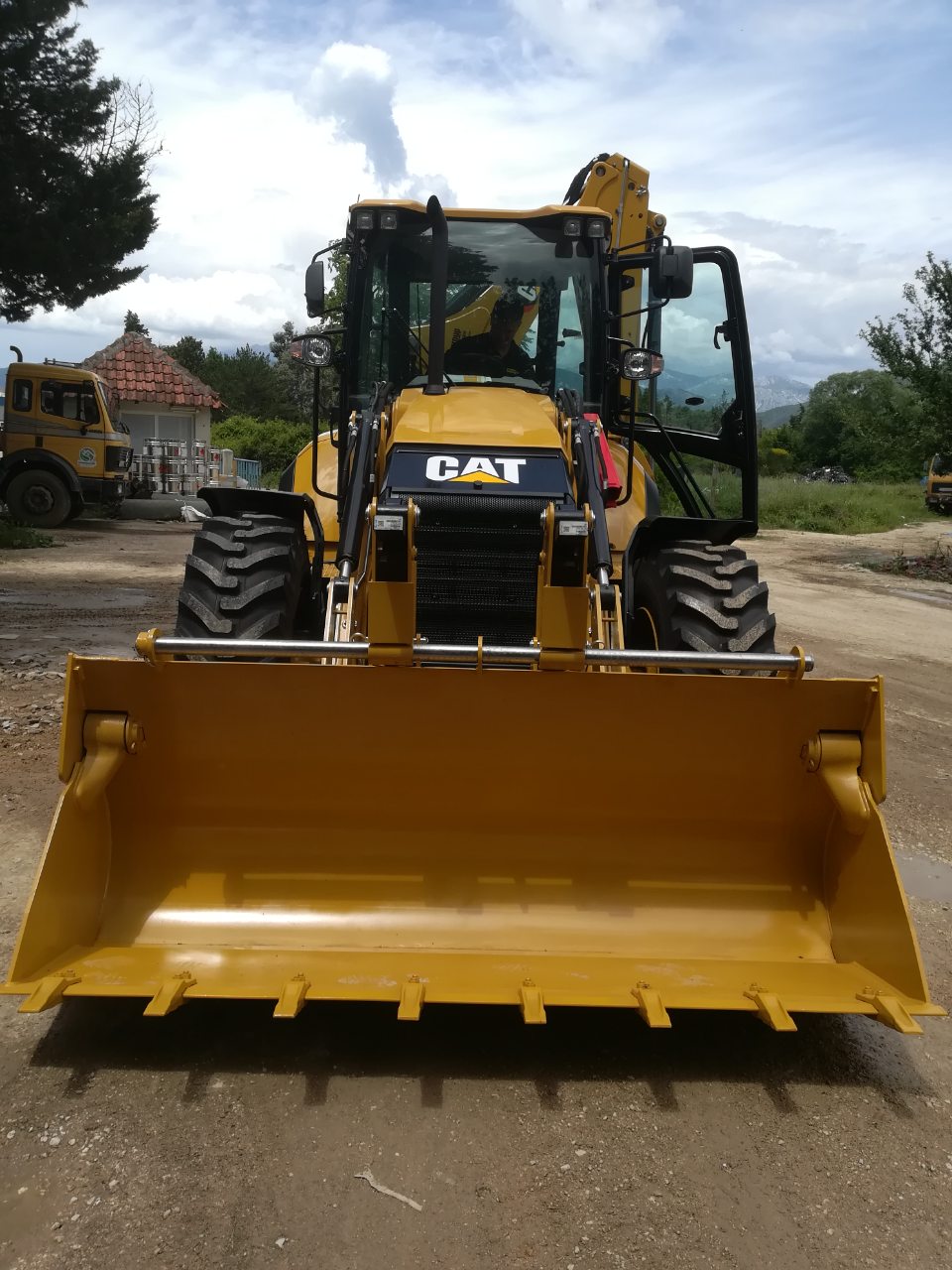 NOVA KOMBINOVANA GRAĐEVINSKA MAŠINA