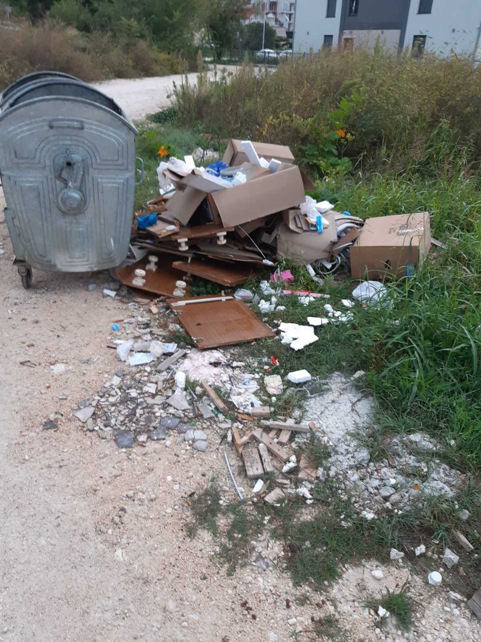 NA SELJANOVU PONOVO OTPAD IZVAN KONTEJNERA